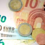 Euro cae a su valor más bajo frente al dólar desde 2002 (2)