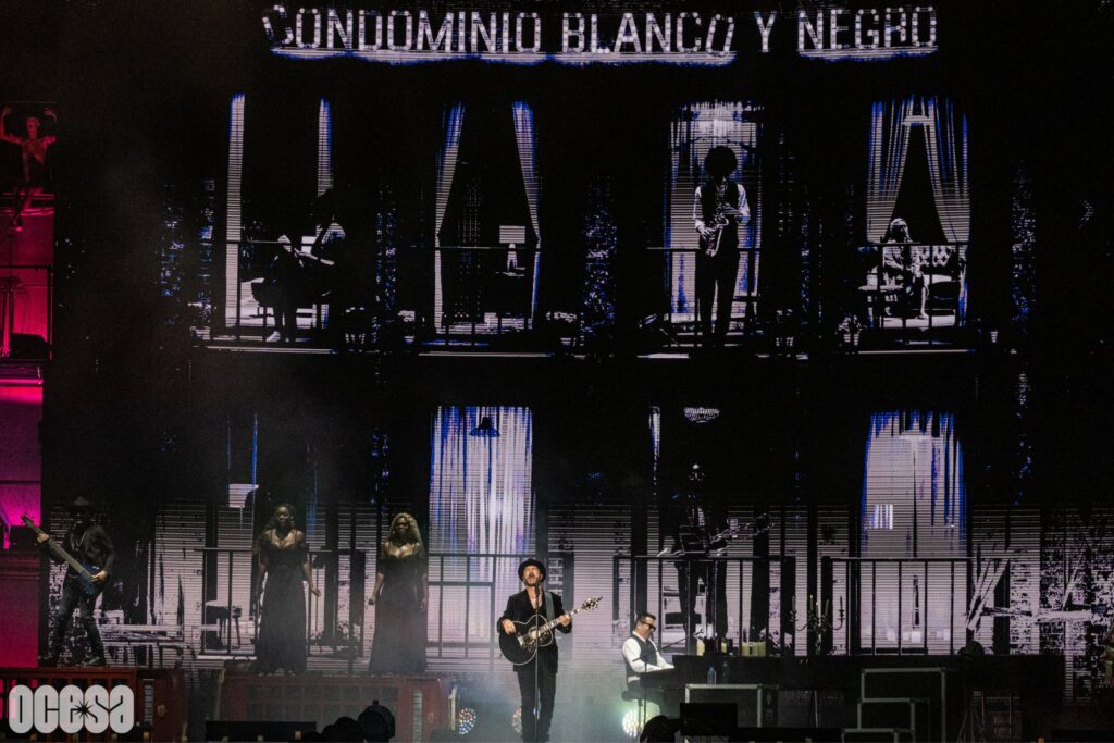 FsQrkgRWIAAxnCQ-1-1024x683 Ricardo Arjona enamora al público mexicano