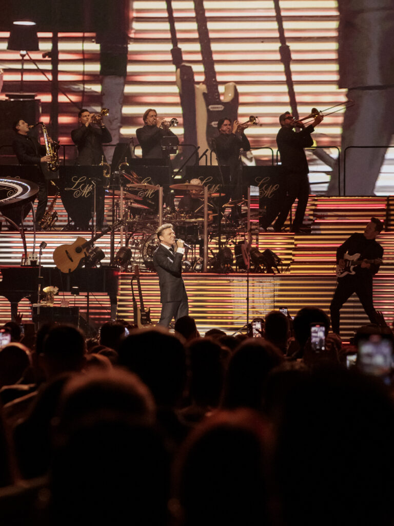 LUIS-MIGUEL-ARENA-CDMX-201123-MOISESARELLANOV-012-1-768x1024 Luis Miguel sorprendió a sus fans de la CDMX