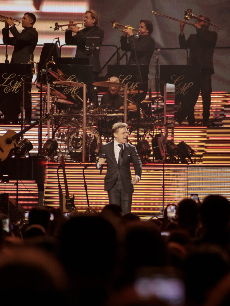 LUIS-MIGUEL-ARENA-CDMX-201123-MOISESARELLANOV-013-1-768x1024 Luis Miguel sorprendió a sus fans de la CDMX