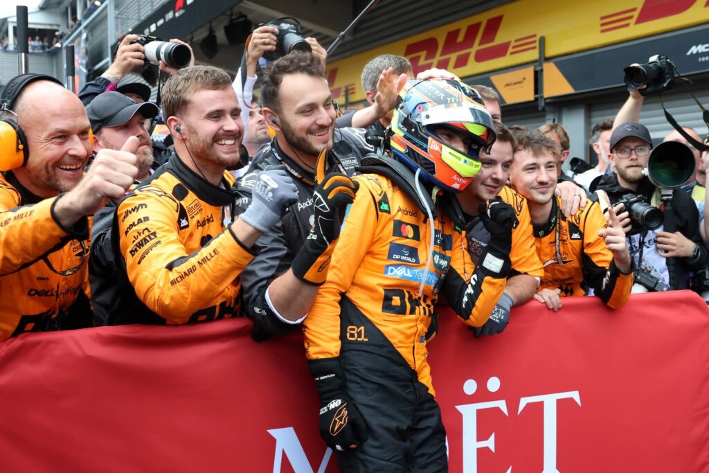 FB_IMG_1753635560518-1024x683 Piastri gana el GP de Bélgica 2025 tras emocionante duelo bajo lluvia con Norris