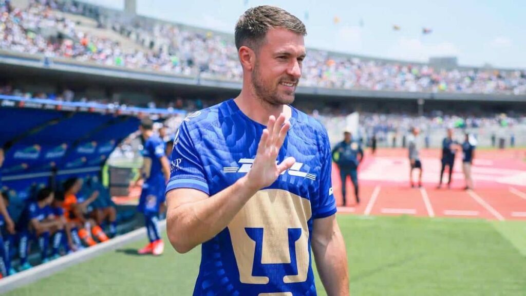 aaron-ramsey-porta-playera-pumas