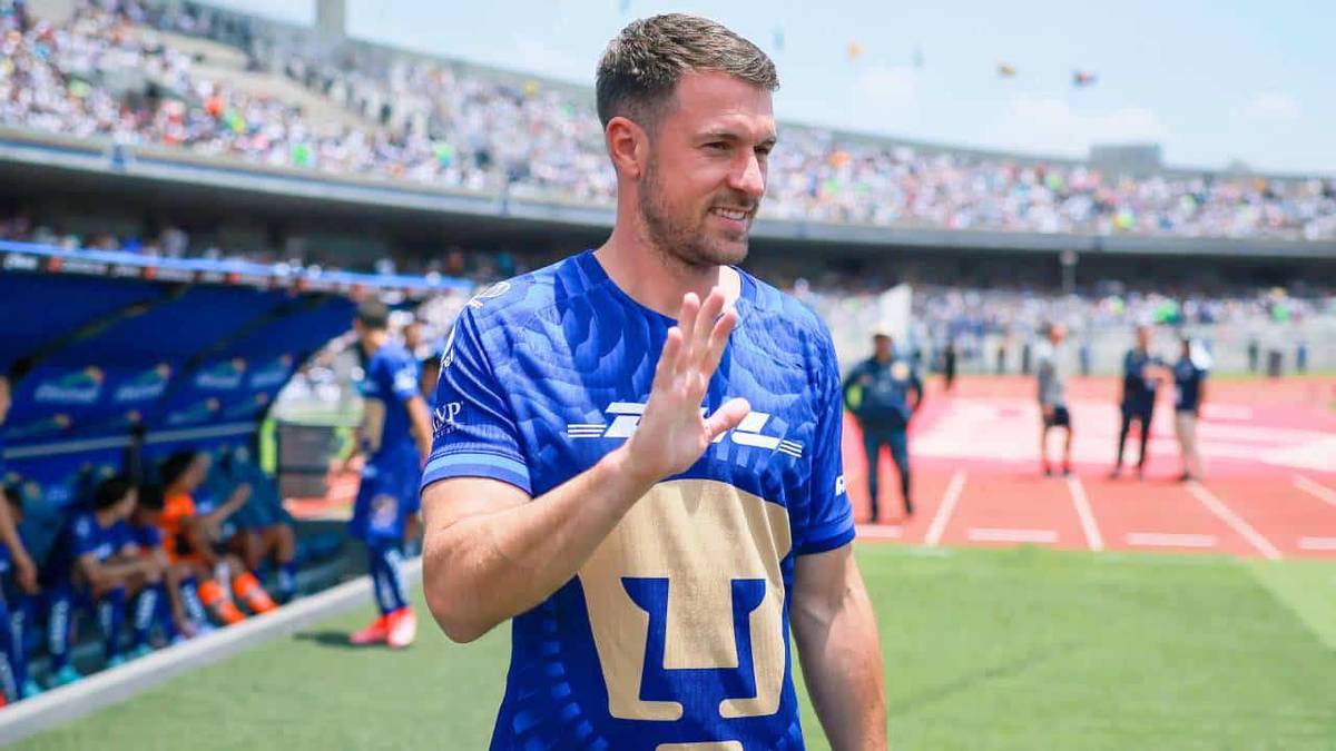 aaron-ramsey-porta-playera-pumas