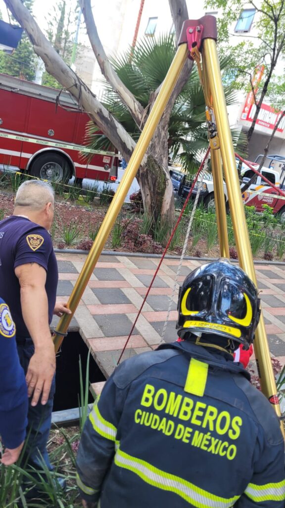 GzEA78vXkAELRYj-576x1024 Mujer cae en socavón de dos metros en la Gustavo A. Madero; fue trasladada por el ERUM