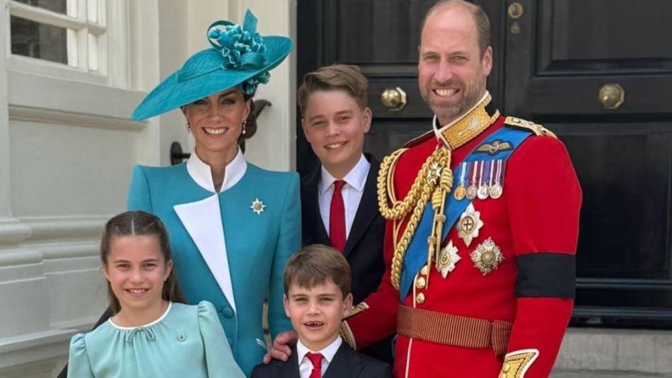 kate-middleton-y-guillermo-junto-a-sus-hijos-2081084