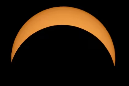la-luna-se-ve-pasar-frente-al-sol-durante-un-CACDJ2BGLRDKFNUVHBRC34PVIQ Falso eclipse global y seis días de oscuridad en agosto de 2025: lo que dicen los expertos
