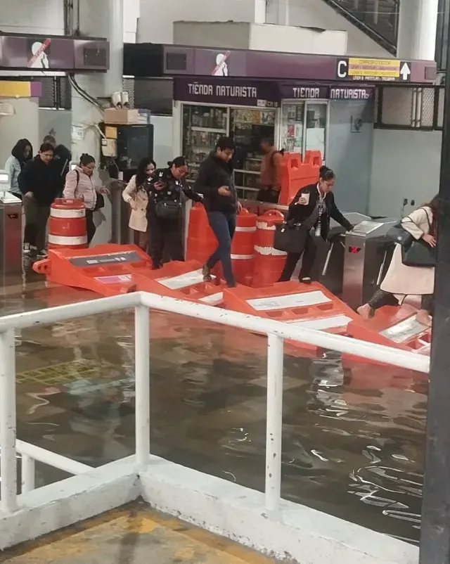 metro-cdmx-hoy-inundacion-pantitlan Tormenta en CDMX provoca cierres y afectaciones en el Metro este 12 de agosto 2025