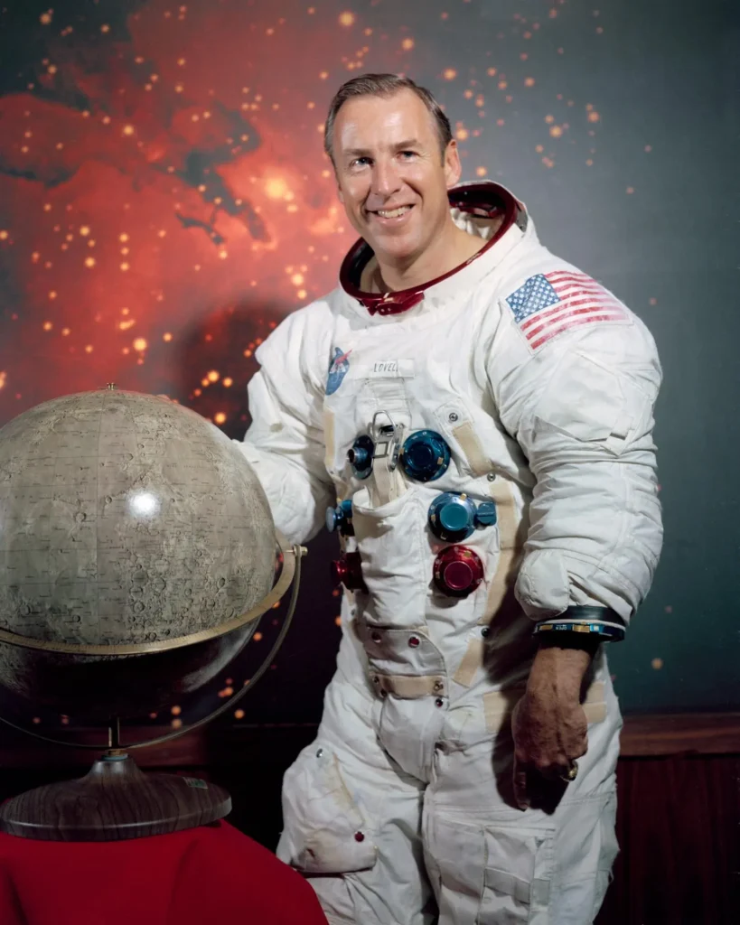 s69-62241large-819x1024 Fallece Jim Lovell, legendario astronauta del Apollo 13 y héroe del espacio