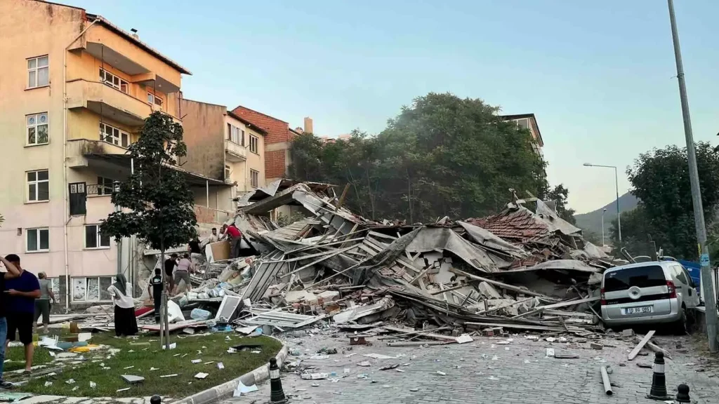snapshot-1-1024x576 Sismo de 6.1 en Turquía deja heridos y derrumbes en Balikesir