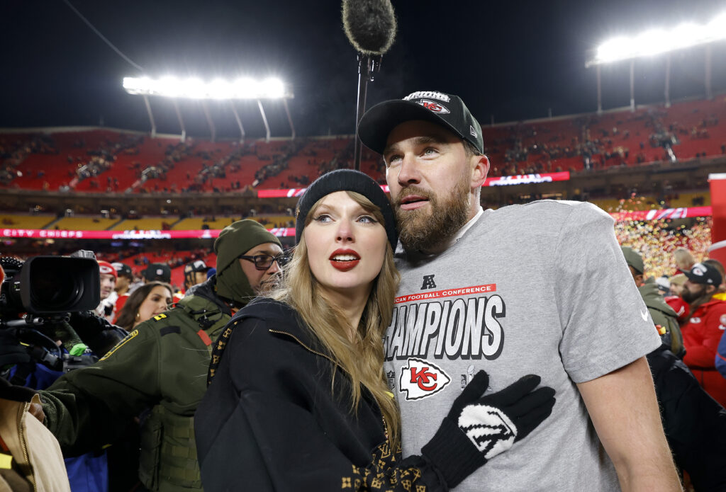 taylor-swift-travis-kelce-1024x695 Travis Kelce y Taylor Swift anuncian su boda con romántico mensaje en redes sociales